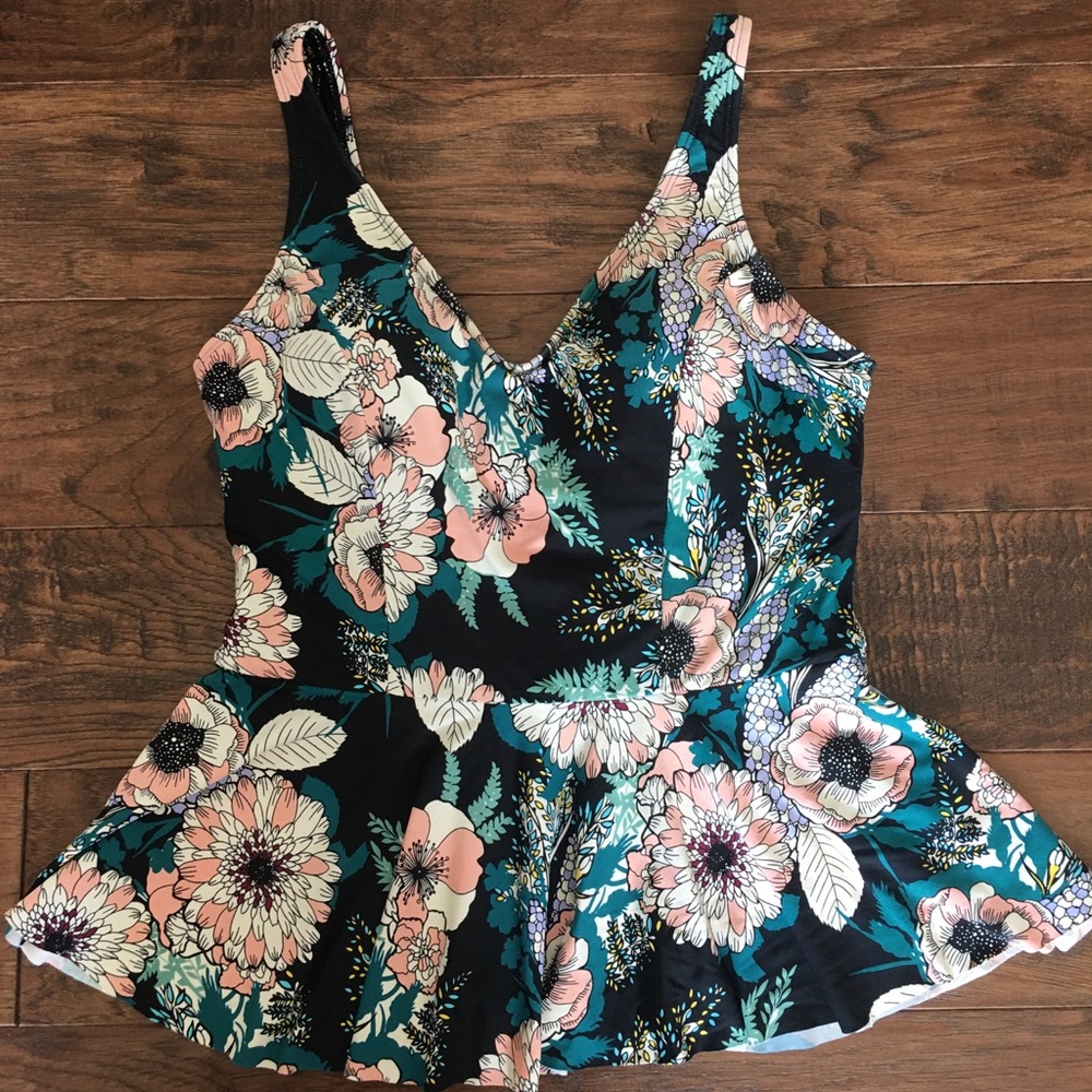 Women’s peplum swim suit top-size M